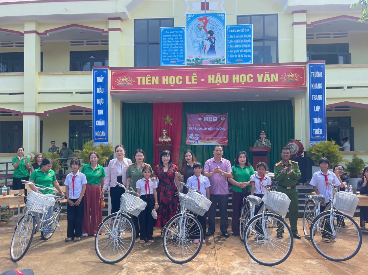 GẦN 55 TRIỆU ĐỒNG TỪ CHƯƠNG TRÌNH “TIẾP BƯỚC EM ĐẾN TRƯỜNG” TRAO TẶNG CHO HỌC SINH CÓ HOÀN CẢNH KHÓ KHĂN TẠI TRƯỜNG TH PHẠM HỒNG THÁI.