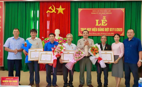 TRAO TẶNG HUY HIỆU ĐẢNG CHO 4 ĐẢNG VIÊN THUỘC ĐẢNG BỘ XÃ DRAY BHĂNG