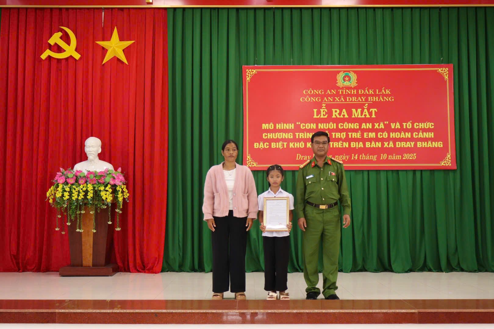 Ra mắt mô hình “Con nuôi công an xã” tại công an xã Dray Bhăng