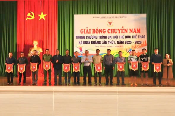 Khai mạc Giải bóng chuyền nam trong chương trình Đại hội Thể dục Thể thao xã Dray Bhăng lần thứ I