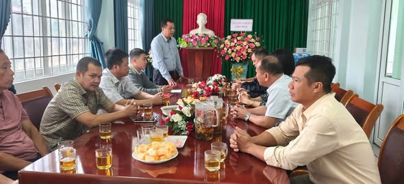 Thường trực Đảng uỷ xã thăm và chúc mừng Uỷ ban Mặt trận tổ quốc Việt Nam xã nhân kỷ niệm 95 năm Ngày truyền thống Mặt trận Tổ quốc Việt Nam