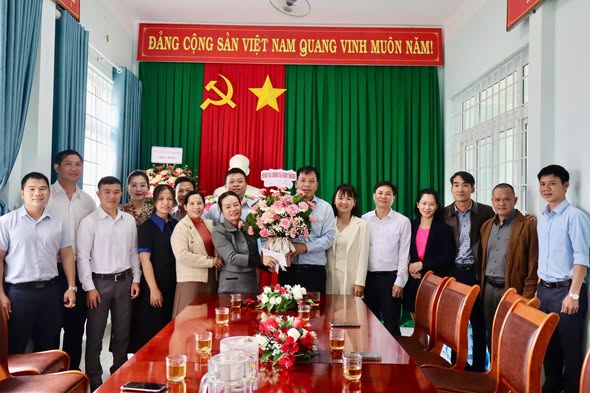 Lãnh đạo HĐND - UBND xã thăm và chúc mừng Uỷ ban Mặt trận tổ quốc Việt Nam xã nhân kỷ niệm 95 năm Ngày truyền thống Mặt trận Tổ quốc Việt Nam
