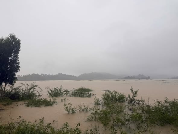 Mưa lớn gây ra sạt lở đất và ngập úng tại một số điểm trên địa bàn