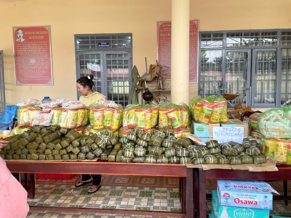 UBMTTQ VN XÃ DRAY BHĂNG TIẾP NHẬN CÁC NHU YẾU PHẨM ĐỂ ỦNG HỘ VUNG BỊ MƯA LŨ