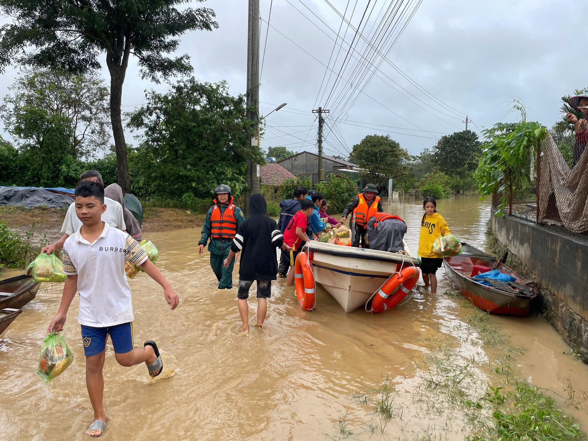 XÃ DRAY BHĂNG TÍCH CỰC TRIỂN KHAI CÔNG TÁC PHÒNG CHỐNG NGẬP LỤT, ĐẢM BẢO CUỘC SỐNG CHO BÀ CON.