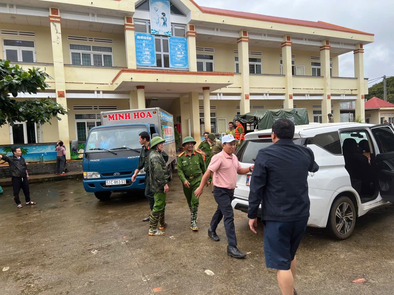 Đưa bà con tại khu sơ tán tạm thời của xã về lại gia đình nơi cư trú để ổn định cuộc sống