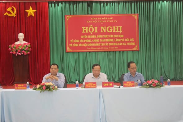 Tuyên truyền, quán triệt công tác phòng chống tham nhũng, lãng phí, tiêu cực và công tác nội chính cho Đảng ủy các xã