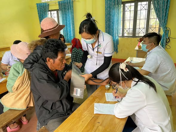 Khám và cấp thuốc miễn phí cho 300 hộ dân Buôn Kpung và Buôn Cư Nao xã Dray Bhăng