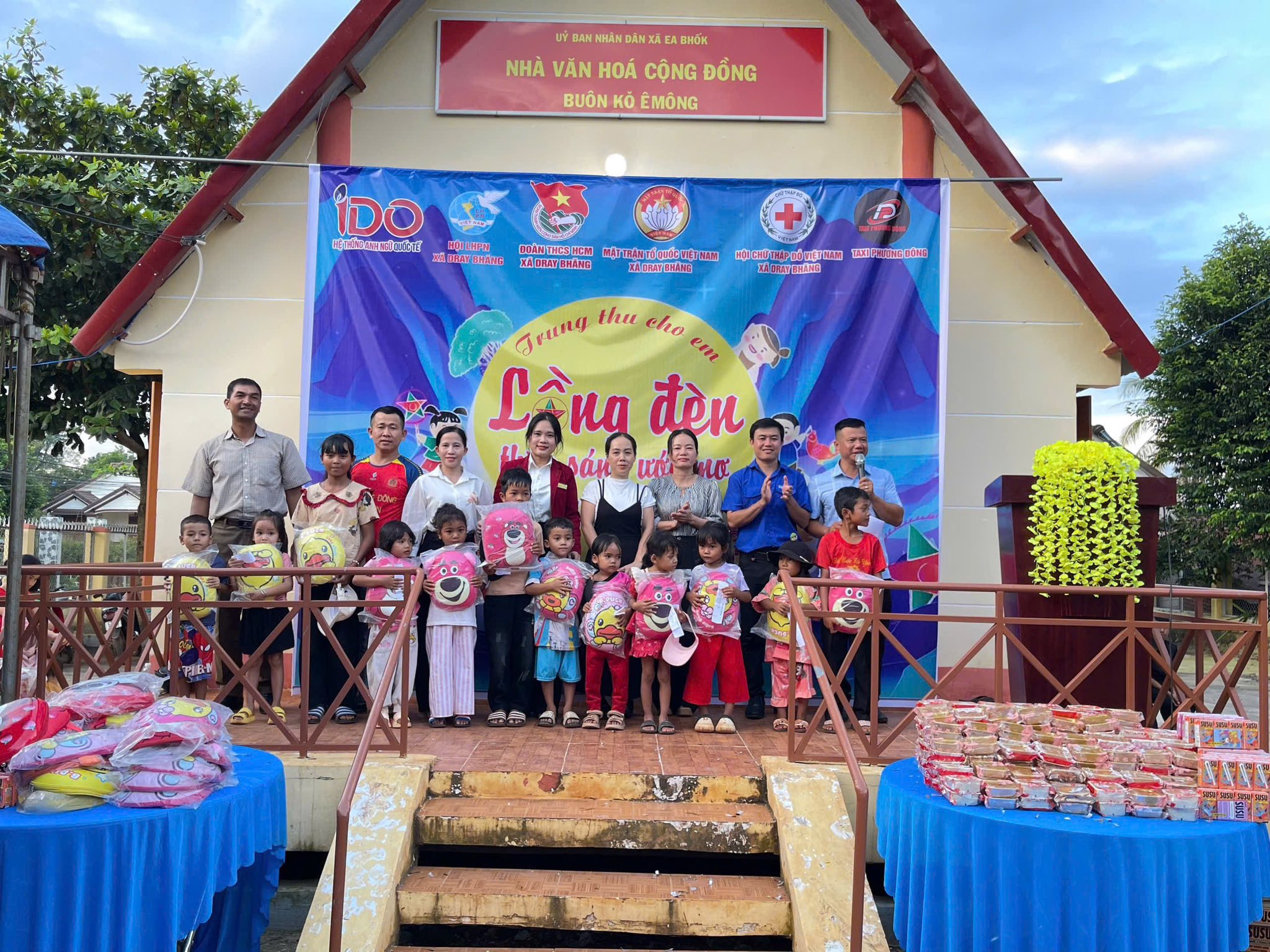 TRAO TẶNG 700 PHẦN QUÀ TRUNG THU CHO CÁC EM THIẾU NHI TẠI BUÔN KÕ MÔNG VÀ BUÔN KÕ MÔNG A