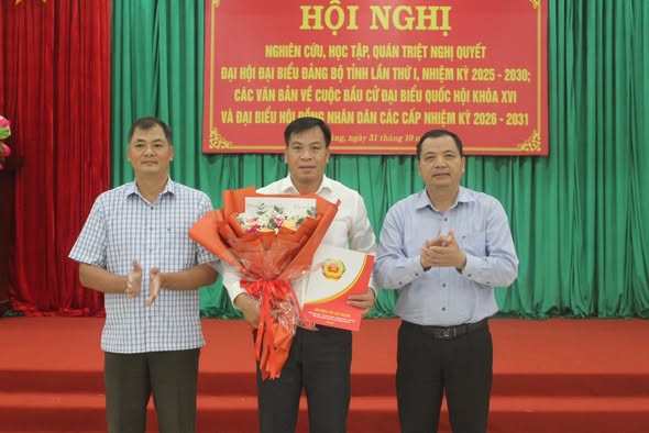 Công bố Quyết định giao Quyền Chủ tịch UBND xã Dray Bhăng