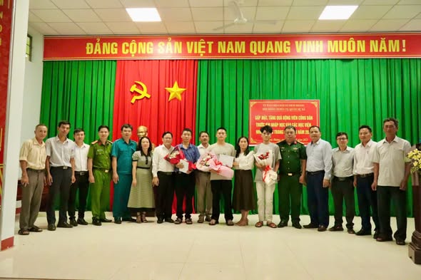 GẶP MẶT, ĐỘNG VIÊN 03 THANH NIÊN CỦA XÃ NHÀ TRÚNG TUYỂN VÀO CÁC HỌC VIỆN, NHÀ TRƯỜNG TRONG QUÂN ĐỘI NĂM 2025