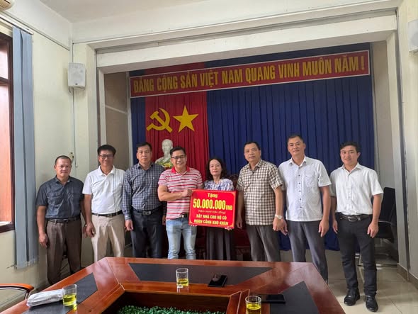 ủng hộ 20 triệu đồng cho học sinh nghèo vượt khó và 50 triệu đồng ủng hộ xây nhà cho hộ khó khăn trên địa bàn xã