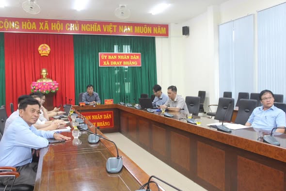 UBND xã Dray Bhăng đã tổ chức điểm cầu tham dự phiên họp thường kỳ tháng 9 và quý III/2025 của Tỉnh. Đồng chí Nguyễn Thanh Minh, Phó Chủ tịch UBND xã đã chủ trì hội nghị tại điểm cầu của xã.