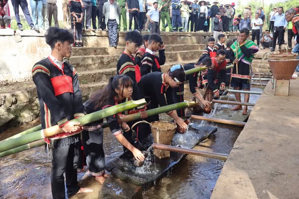 LỄ CÚNG BẾN NƯỚC CỦA NGƯỜI Ê ĐÊ TẠI BUÔN HRA EA TLA