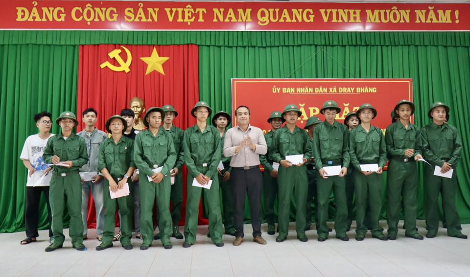 XÃ DRAY BHĂNG TỔ CHỨC GẶP MẶT THANH NIÊN CHUẨN BỊ LÊN ĐƯỜNG NHẬP NGŨ NĂM 2026