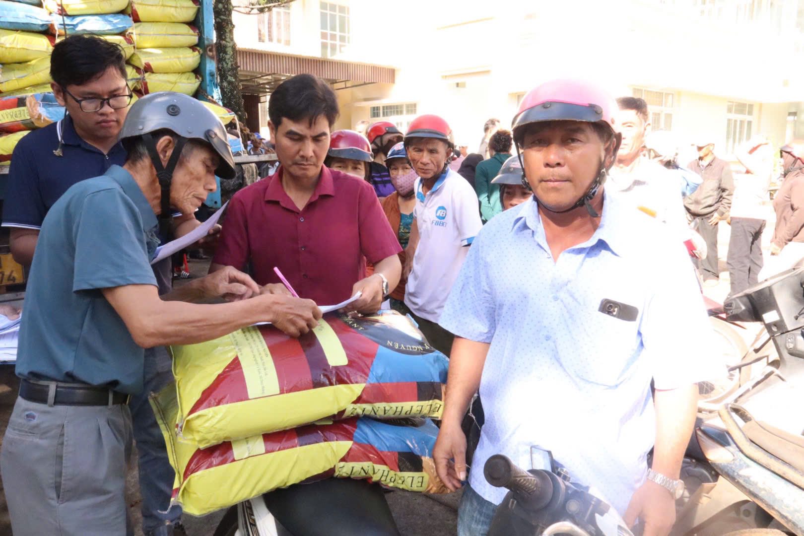 Chương trình hỗ trợ phân bón hữu cơ vi sinh cho hội viên nông dân trên địa bàn xã Dray Bhăng.