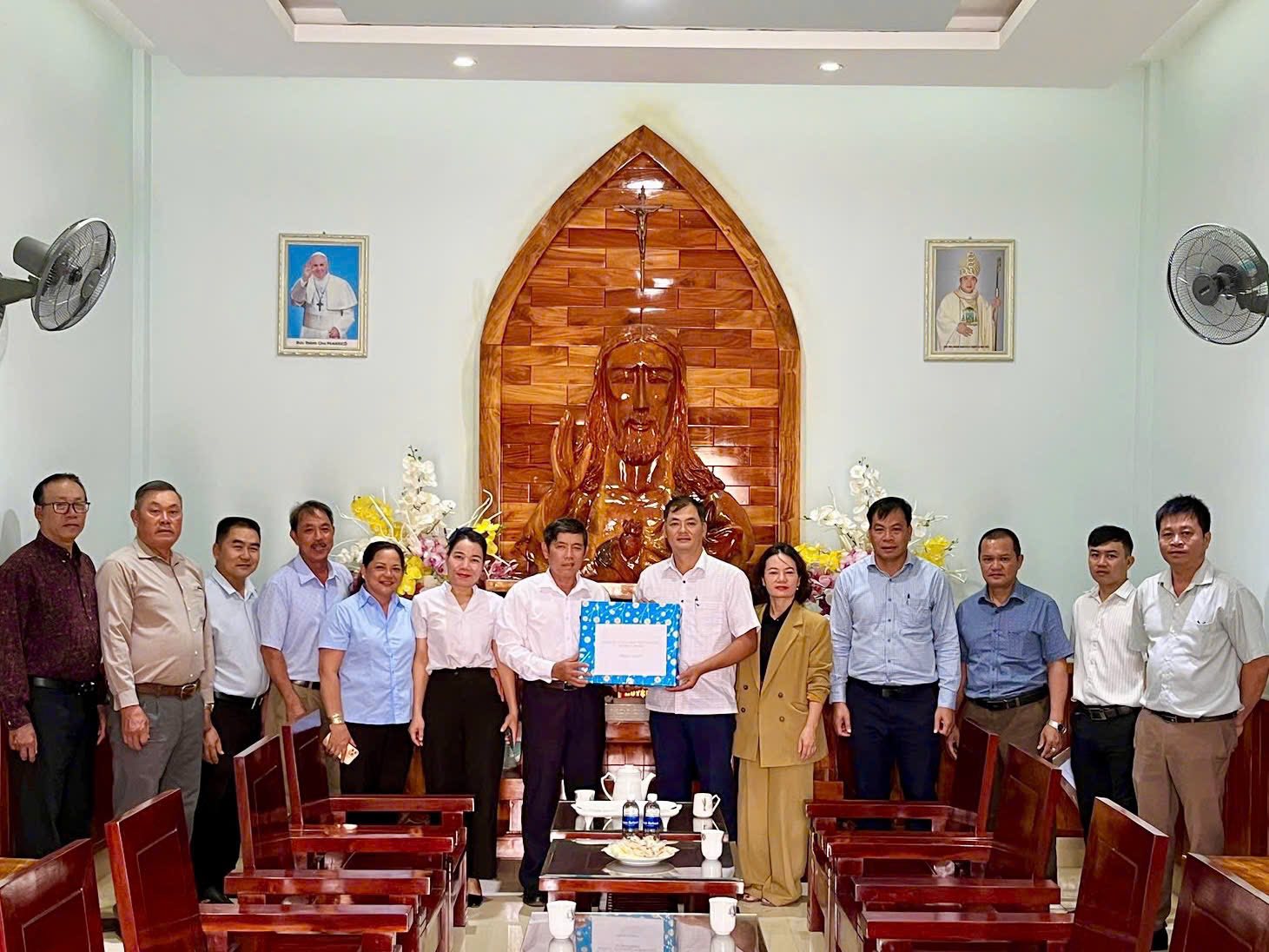 XÃ DRAY BHĂNG TỔ CHỨC THĂM, TẶNG QUÀ CÁC CƠ SỞ TÔN GIÁO TRÊN ĐỊA BÀN