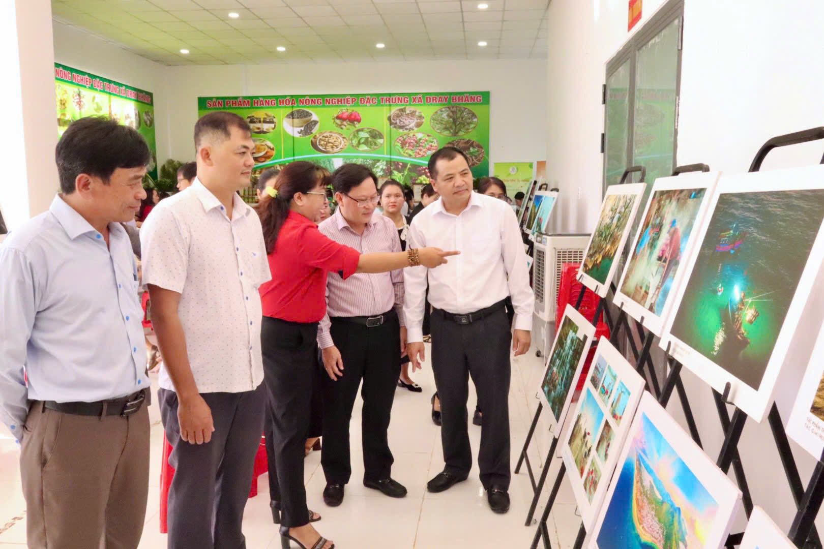 XÃ DRAY BHĂNG KHAI MẠC TRIỂN LÃM ẢNH NGHỆ THUẬT “ĐẮK LẮK - HỘI TỤ VÀ PHÁT TRIỂN”