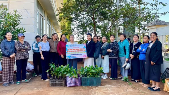 HỘI LIÊN HIÊP PHỤ NỮ XÃ DRAY BHĂNG TRAO TẶNG 3000 CÂY GIỐNG CÀ PHÊ CHO HỘI VIÊN PHỤ NỮ THUÔC DIỆN HỘ NGHÈO, HỘ CẬN NGHÈO VÀ HỘI VIÊN KHÓ KHẮN TRÊN ĐỊA BÀN XÃ