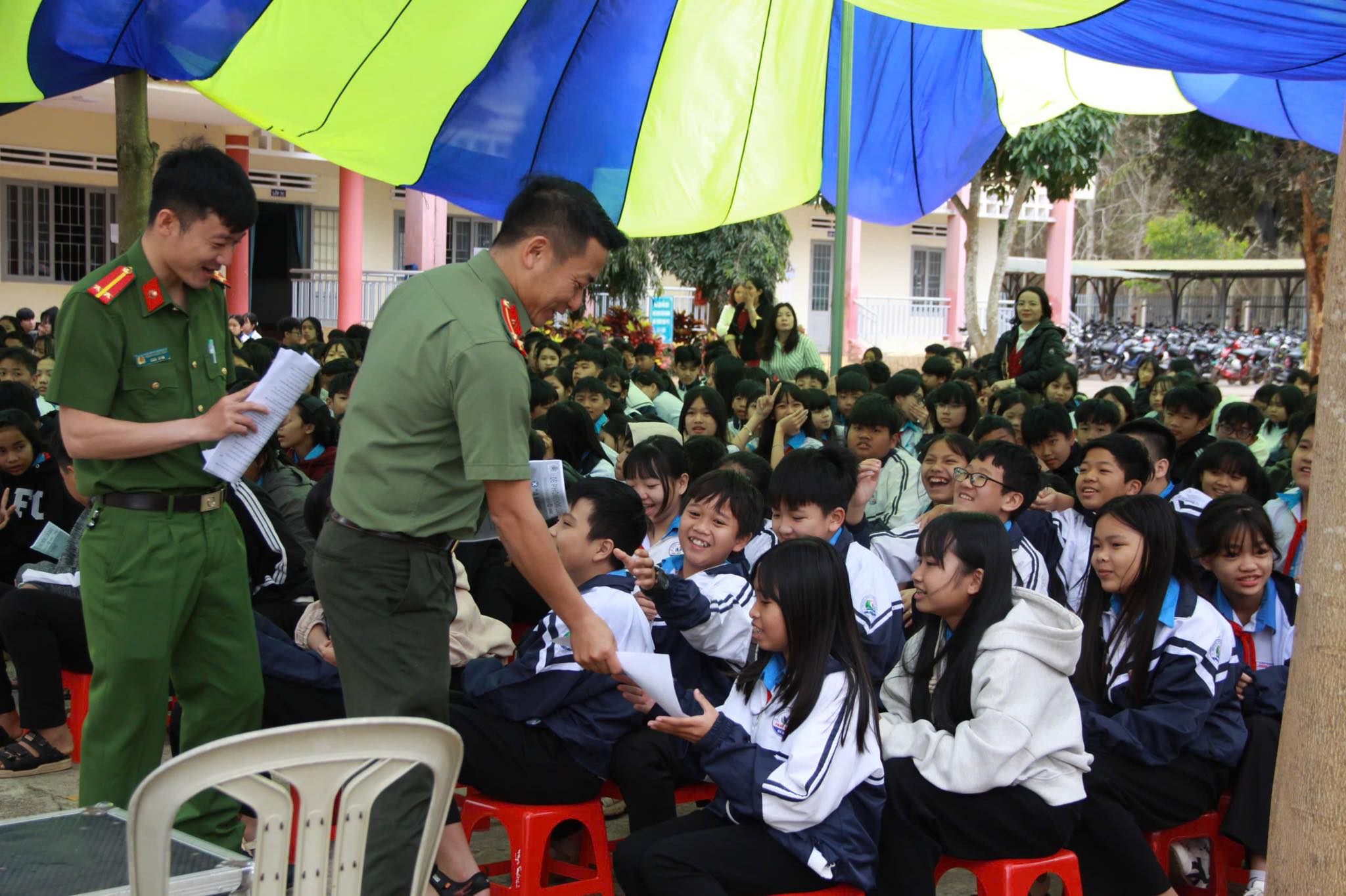 TRUYỀN THÔNG VỀ AN TOÀN GIAO THÔNG VÀ GIÁO DỤC KỸ NĂNG SỐNG CHO HỌC SINH TẠI TRƯỜNG THCS DRAY BHĂNG