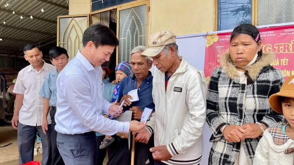 PHÒNG VHXH PHỐI HỢP VỚI CÁC ĐƠN VỊ TỔ CHỨC TRAO TẶNG QUÀ TẾT CHO BUÔN KẾT NGHĨA - BUÔN KHÍT A