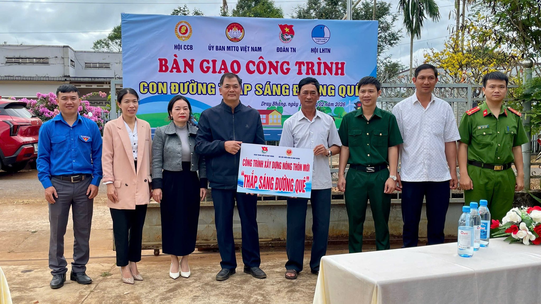 BÀN GIAO CÔNG TRÌNH THANH NIÊN “THẮP SÁNG ĐƯỜNG QUÊ” TẠI BUÔN EA KMAR, XÃ DRAY BHĂNG