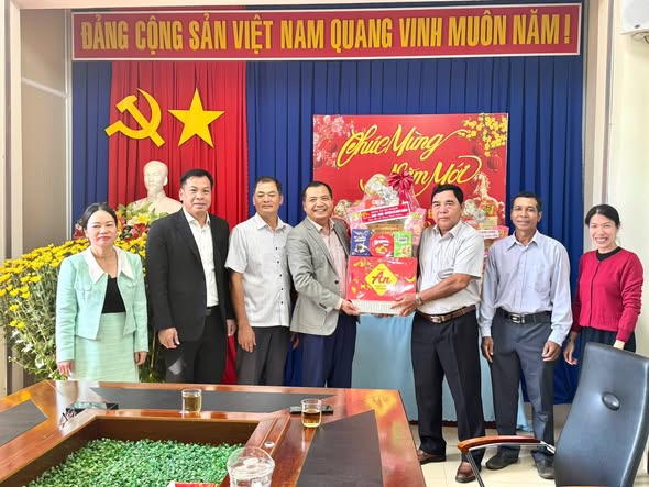 ĐOÀN CÁC GIÁO XỨ TRÊN ĐỊA BÀN THĂM VÀ CHÚC TẾT LÃNH ĐẠO XÃ DRAY BHĂNG