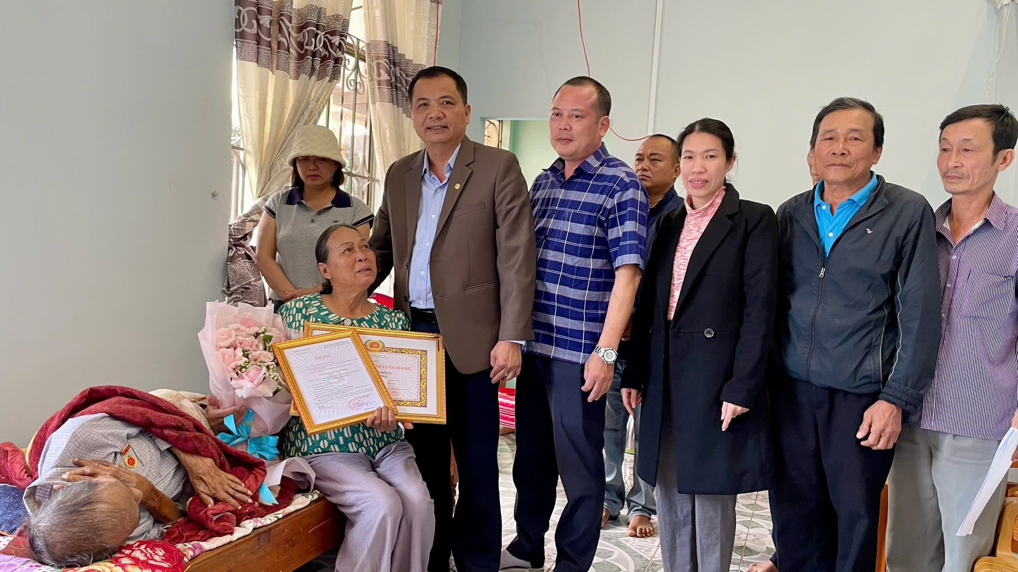 BÍ THƯ ĐẢNG UỶ XÃ NGHIÊM VĂN CHUẨN TRỰC TIẾP TRAO HUY HIỆU 55 NĂM TUỔI ĐẢNG TẠI GIA ĐÌNH CHO ĐẢNG VIÊN GẶP KHÓ KHĂN TRONG ĐI LẠI