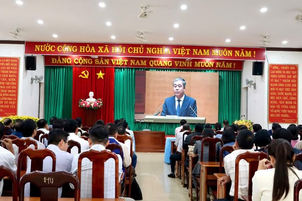 HỘI NGHỊ TOÀN QUỐC QUÁN TRIỆT, TRIỂN KHAI THỰC HIỆN CÁC NGHỊ QUYẾT SỐ 79 VÀ 80 CỦA BỘ CHÍNH TRỊ