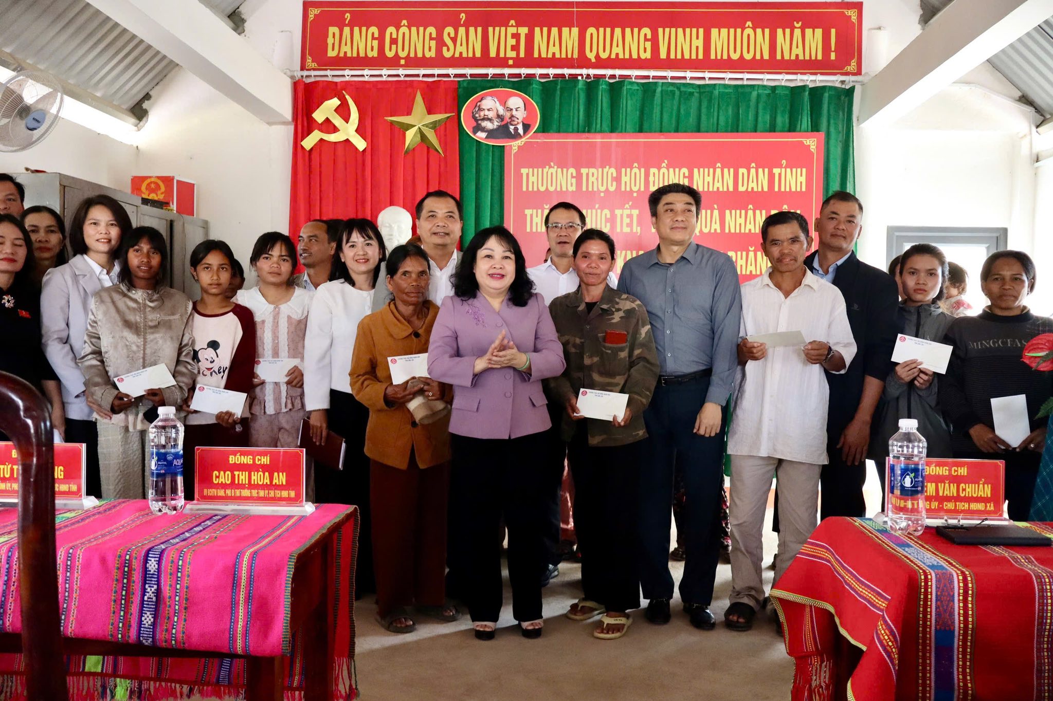 THƯỜNG TRỰC HĐND TỈNH THĂM, TẶNG QUÀ TẾT NGƯỜI DÂN BUÔN CƯ KNAO