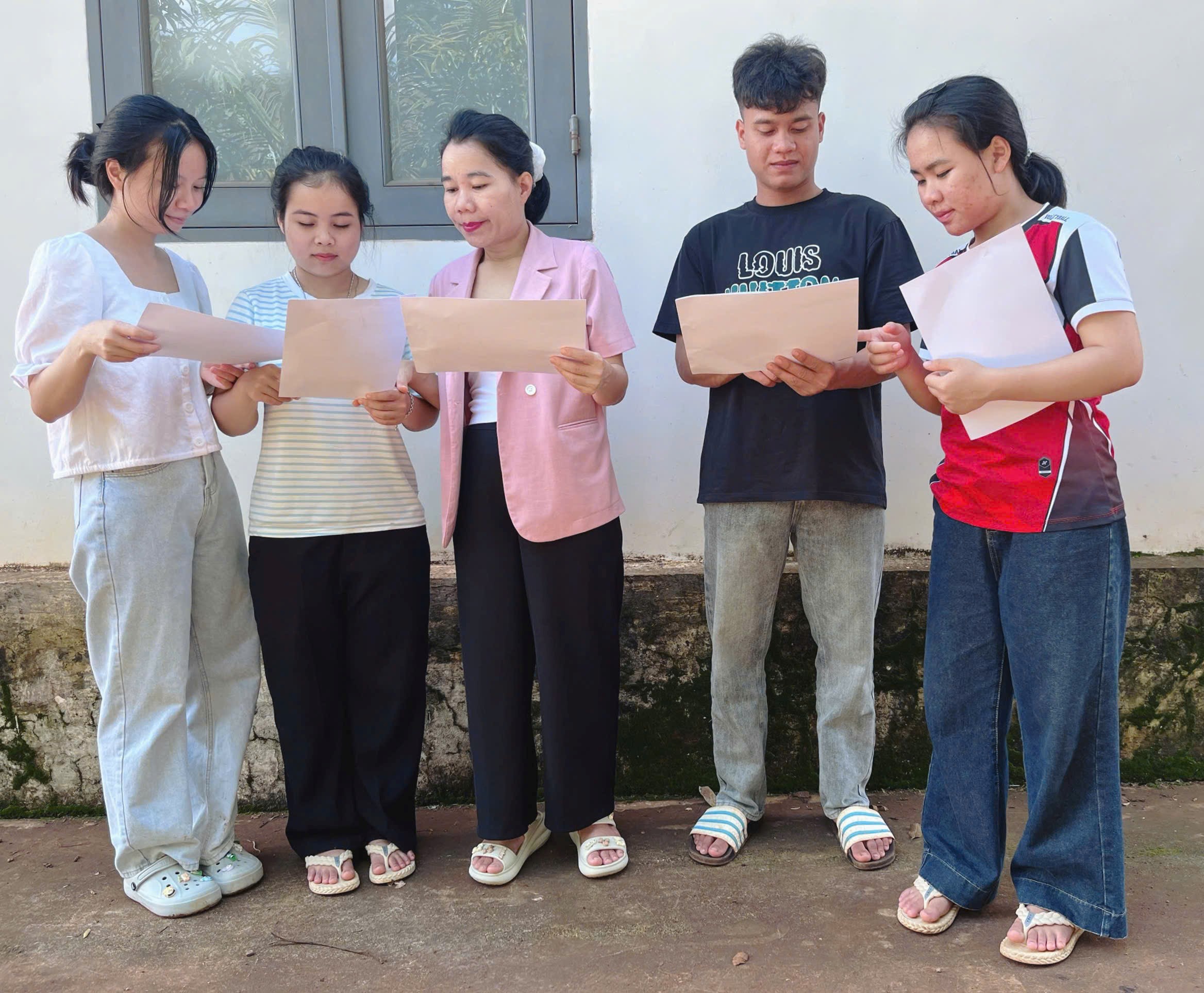 HỘI PHỤ NỮ XÃ: TIẾP SỨC CHO HỌC SINH, SINH VIÊN ĐẾN TRƯỜNG TỪ NGUỒN VỐN TÍN DỤNG CHÍNH SÁCH XÃ HỘI