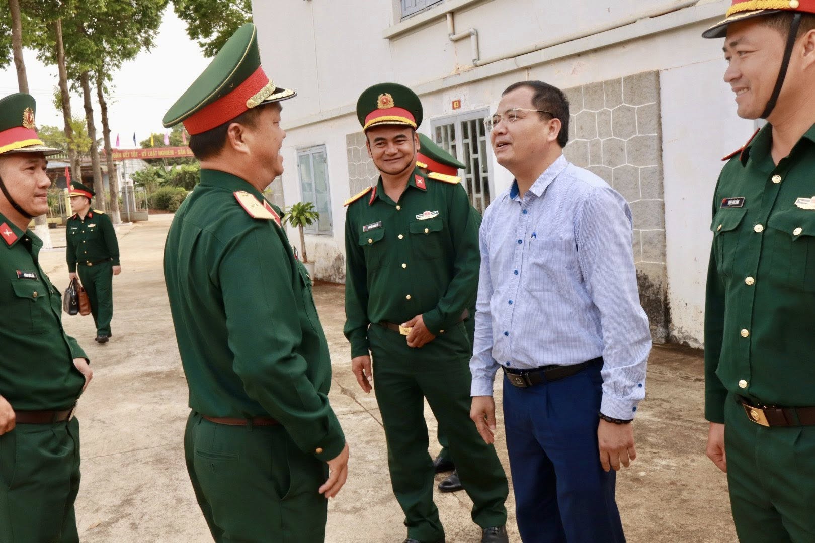 QUÂN KHU V KIỂM TRA CÔNG TÁC CHUẨN BỊ GIAO NHẬN QUÂN TẠI PHÒNG THỦ KHU VỰC 5 XÃ DRAY BHĂNG